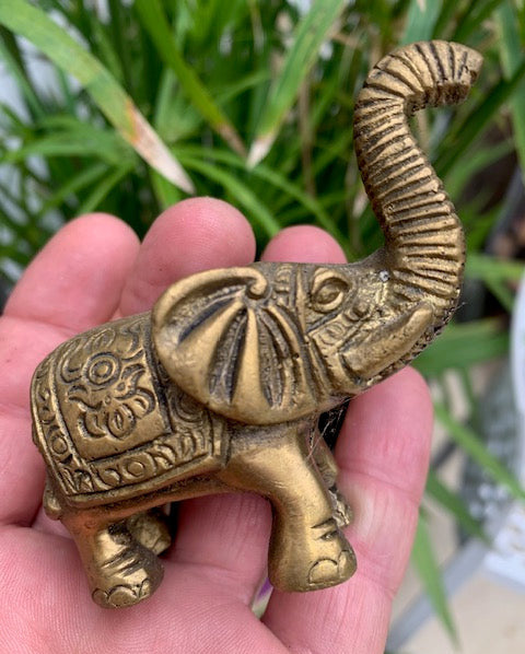 Mini- statuette d'éléphant en métal (laiton) - 7 x 7,5 cm - ± 185 gr.