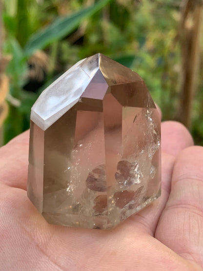 Cristal de roche fumé/ Quartz fumé, pointe naturelle de 44x41x27mm - 71 gr. Superbe triangle et hexagone qui ressortent, unique !