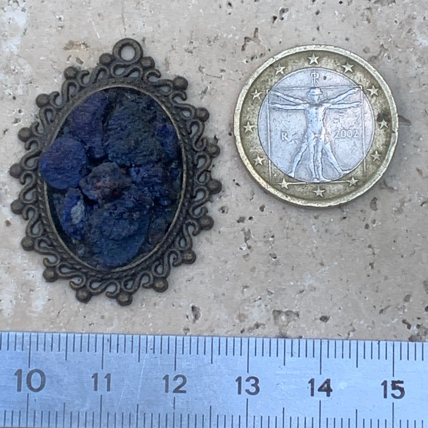 Azurite, pendentif en laiton couleur bronze avec de jolies cristaux naturels, de 37mm de hauteur x 30 de largeur x 8 d'épaisseur. Vendu avec cordon réglable de couleur noire offert !