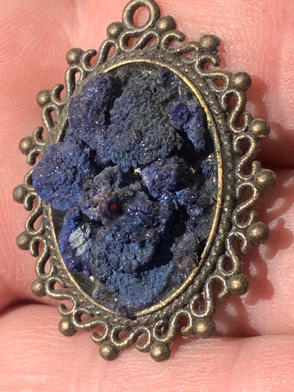 Azurite, pendentif en laiton couleur bronze avec de jolies cristaux naturels, de 37mm de hauteur x 30 de largeur x 8 d'épaisseur. Vendu avec cordon réglable de couleur noire offert !