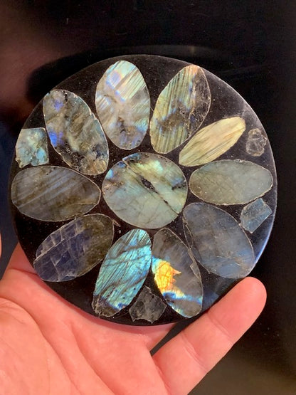 Disk/Plate in labradorite - 11.4 cm Ø x 0.7 - 142.7 g. Perfect for recharging minerals, for decoration, display...