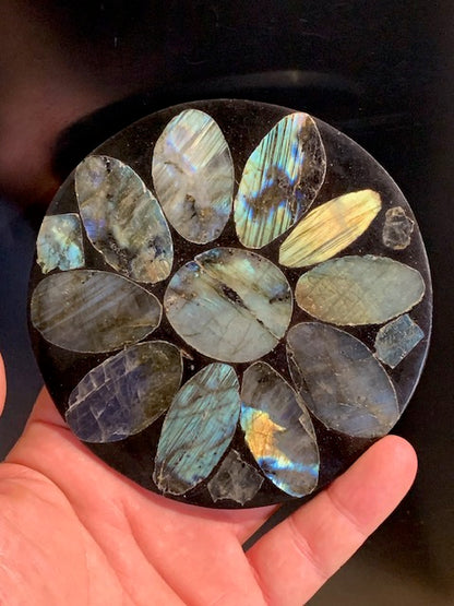 Disk/Plate in labradorite - 11.4 cm Ø x 0.7 - 142.7 g. Perfect for recharging minerals, for decoration, display...