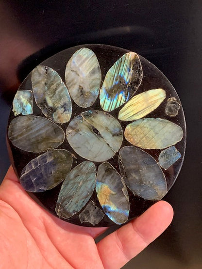 Disk/Plate in labradorite - 11.4 cm Ø x 0.7 - 142.7 g. Perfect for recharging minerals, for decoration, display...