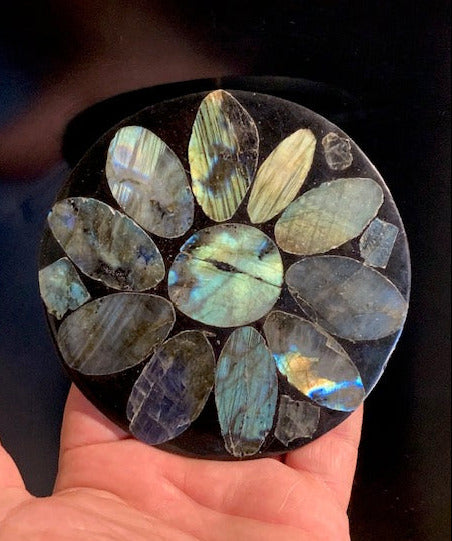 Disk/Plate in labradorite - 11.4 cm Ø x 0.7 - 142.7 g. Perfect for recharging minerals, for decoration, display...