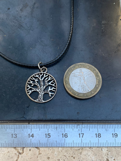 Pendentif 'Arbre de vie' en laiton argenté, 20mm de diamètre - 1,4 gramme. Vendu avec cordon noir réglable, parfait !