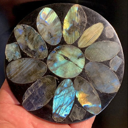 Disk/Plate in labradorite - 11.4 cm Ø x 0.7 - 142.7 g. Perfect for recharging minerals, for decoration, display...