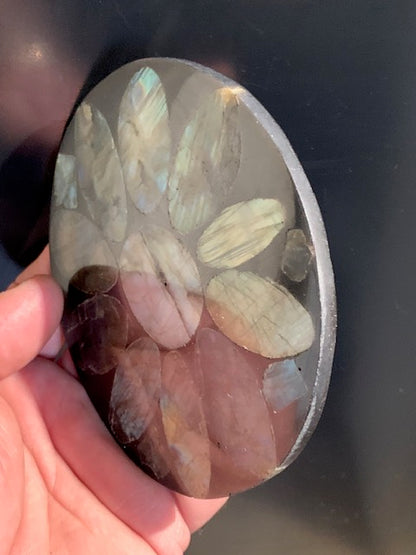 Disk/Plate in labradorite - 11.4 cm Ø x 0.7 - 142.7 g. Perfect for recharging minerals, for decoration, display...