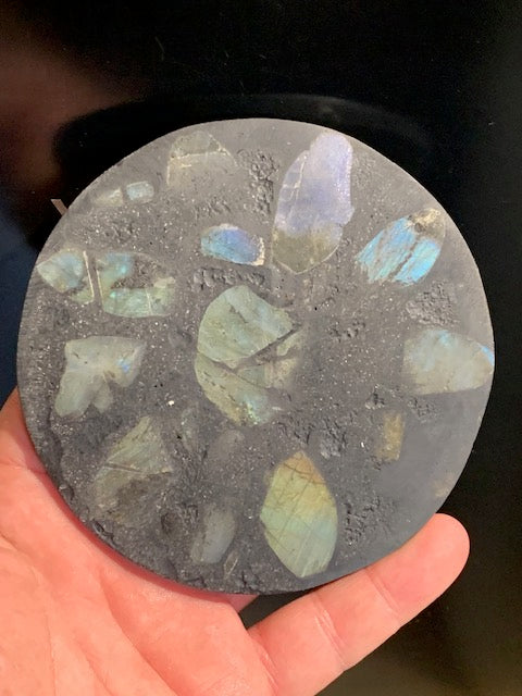 Disk/Plate in labradorite - 11.4 cm Ø x 0.7 - 142.7 g. Perfect for recharging minerals, for decoration, display...