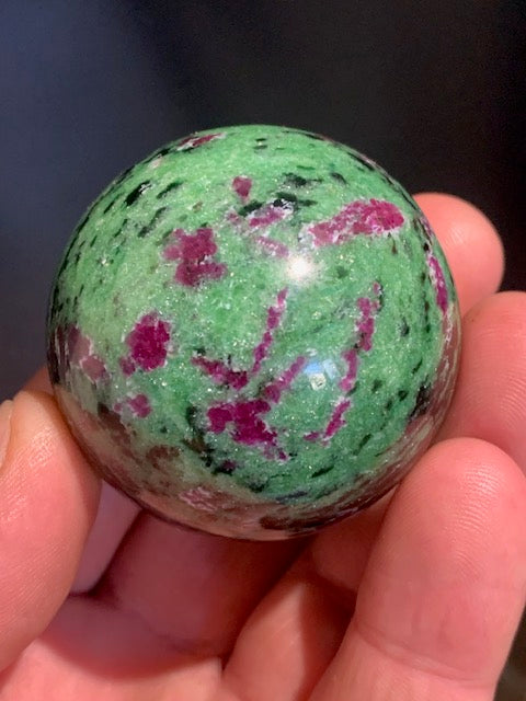 Sphère en Rubis Zoïsite, pièce unique de 48 millimètres - 183,5 grammes. Magnifique qualité !