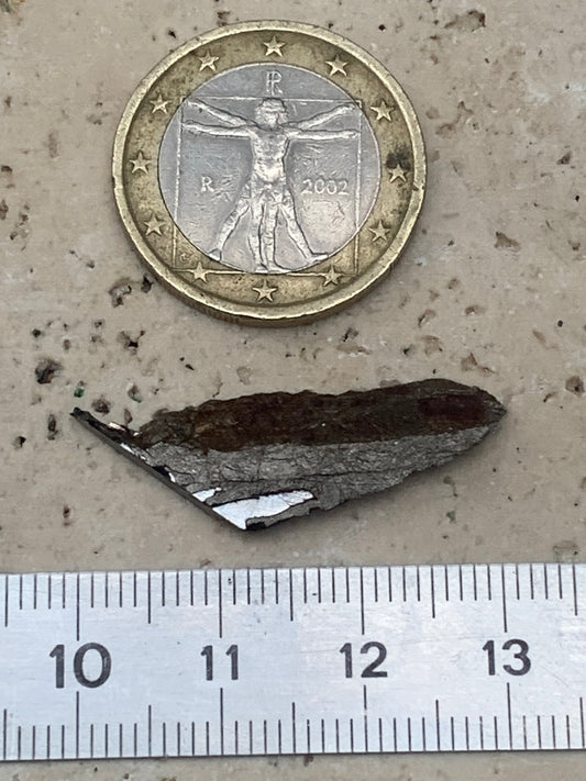 Météorite 'Muonionalusta' de 30 x 10 x 3mm - 2 grammes. Vendu avec coffret 'loupe' !