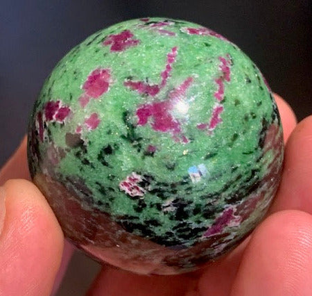 Sphère en Rubis Zoïsite, pièce unique de 48 millimètres - 183,5 grammes. Magnifique qualité !