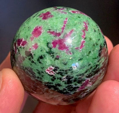 Sphère en Rubis Zoïsite, pièce unique de 48 millimètres - 183,5 grammes. Magnifique qualité !