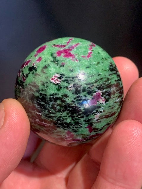 Sphère en Rubis Zoïsite, pièce unique de 48 millimètres - 183,5 grammes. Magnifique qualité !