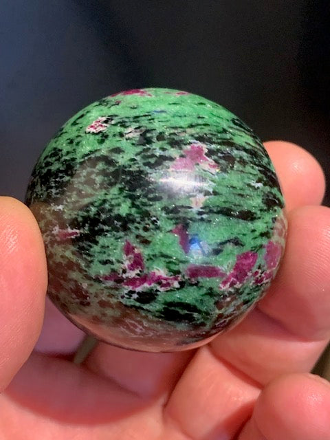 Sphère en Rubis Zoïsite, pièce unique de 48 millimètres - 183,5 grammes. Magnifique qualité !