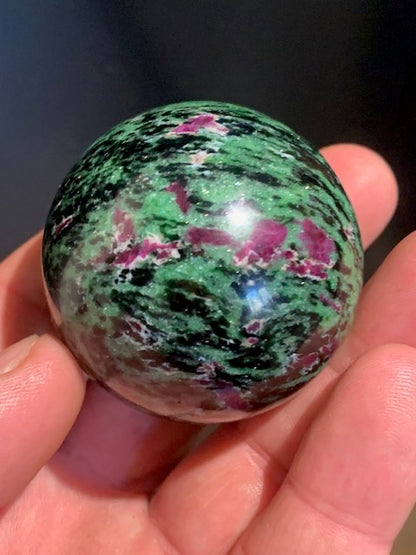Sphère en Rubis Zoïsite, pièce unique de 48 millimètres - 183,5 grammes. Magnifique qualité !
