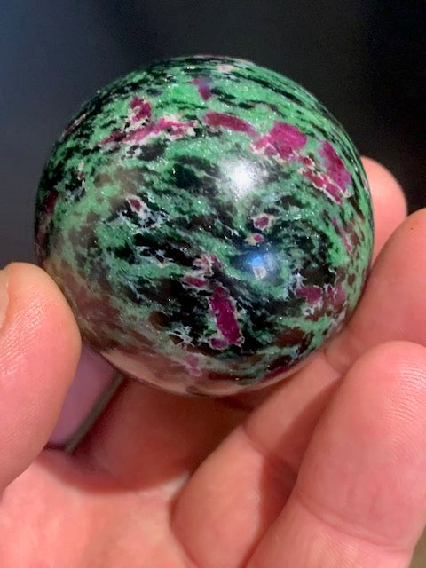 Sphère en Rubis Zoïsite, pièce unique de 48 millimètres - 183,5 grammes. Magnifique qualité !