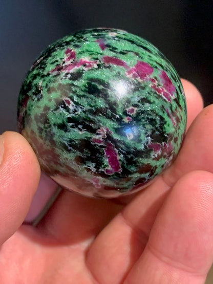 Sphère en Rubis Zoïsite, pièce unique de 48 millimètres - 183,5 grammes. Magnifique qualité !