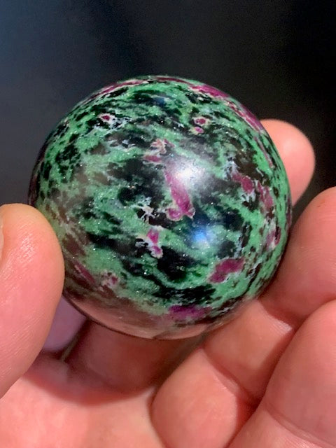 Sphère en Rubis Zoïsite, pièce unique de 48 millimètres - 183,5 grammes. Magnifique qualité !