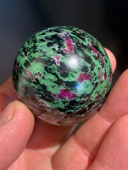 Sphère en Rubis Zoïsite, pièce unique de 48 millimètres - 183,5 grammes. Magnifique qualité !