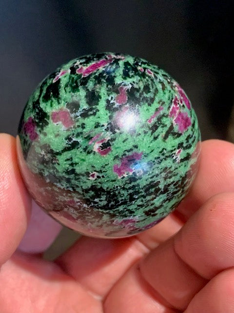 Sphère en Rubis Zoïsite, pièce unique de 48 millimètres - 183,5 grammes. Magnifique qualité !