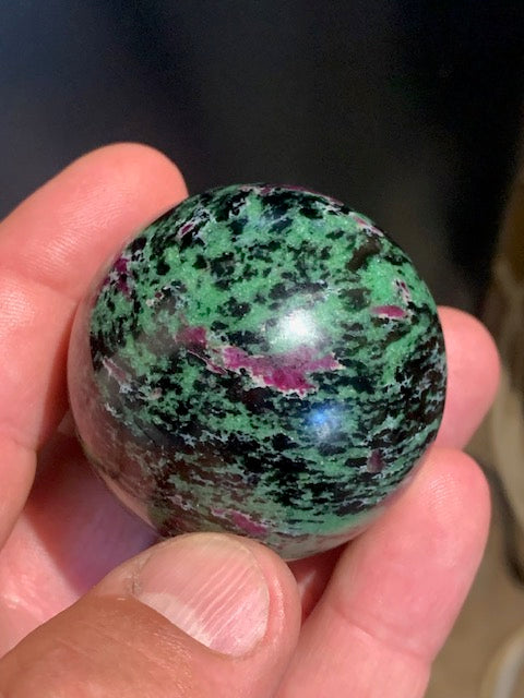 Sphère en Rubis Zoïsite, pièce unique de 48 millimètres - 183,5 grammes. Magnifique qualité !