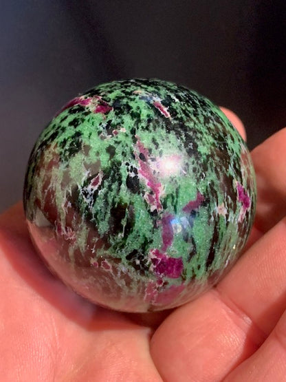 Sphère en Rubis Zoïsite, pièce unique de 48 millimètres - 183,5 grammes. Magnifique qualité !