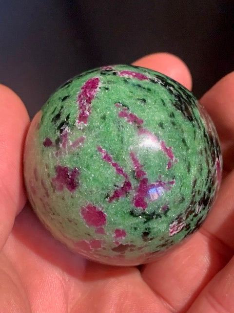 Sphère en Rubis Zoïsite, pièce unique de 48 millimètres - 183,5 grammes. Magnifique qualité !