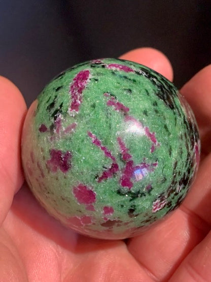 Sphère en Rubis Zoïsite, pièce unique de 48 millimètres - 183,5 grammes. Magnifique qualité !