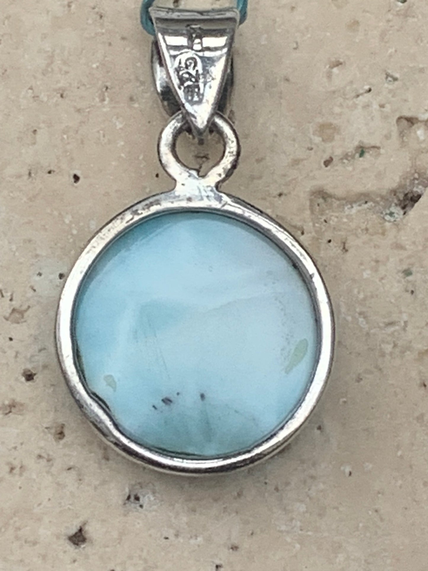 Larimar, pendentif en Argent de 31mm de hauteur x 17 de largeur x 6 d'épaisseur. Vendu avec cordon réglable de couleur noire offert !