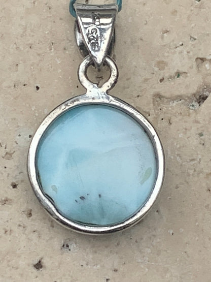 Larimar, pendentif en Argent de 31mm de hauteur x 17 de largeur x 6 d'épaisseur. Vendu avec cordon réglable de couleur noire offert !
