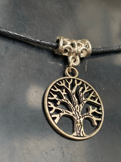 Pendentif 'Arbre de vie' en laiton argenté, 20mm de diamètre - 1,4 gramme. Vendu avec cordon noir réglable, parfait !