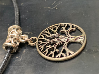 Pendentif 'Arbre de vie' en laiton argenté, 20mm de diamètre - 1,4 gramme. Vendu avec cordon noir réglable, parfait !