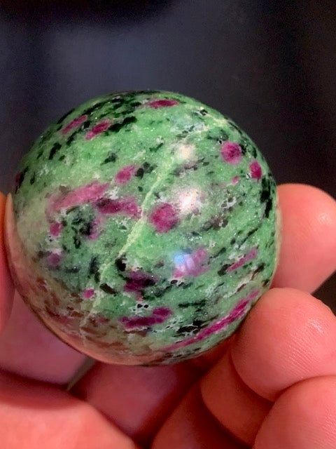 Fuchsite ruby ​​sphere, a unique piece measuring 60 millimeters and weighing 325 grams. Magnificent quality!