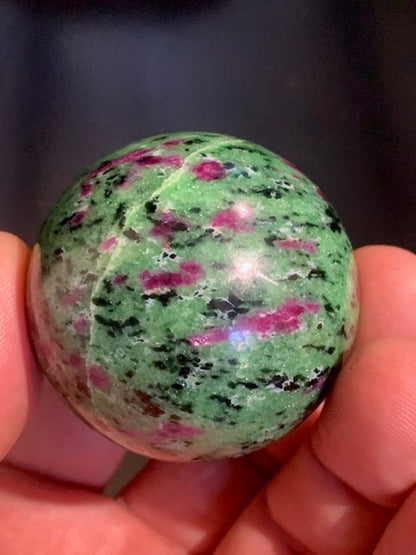Fuchsite ruby ​​sphere, a unique piece measuring 60 millimeters and weighing 325 grams. Magnificent quality!