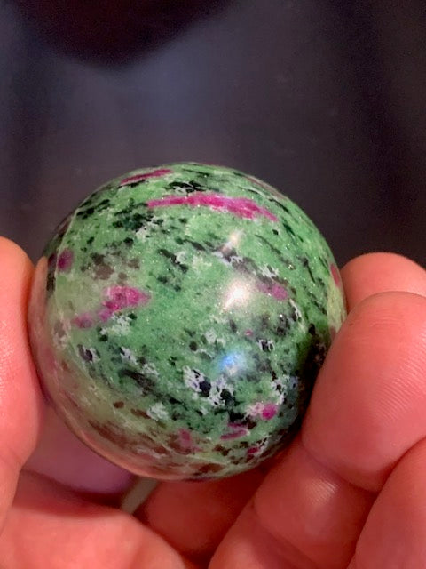 Fuchsite ruby ​​sphere, a unique piece measuring 60 millimeters and weighing 325 grams. Magnificent quality!