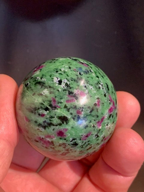 Fuchsite ruby ​​sphere, a unique piece measuring 60 millimeters and weighing 325 grams. Magnificent quality!