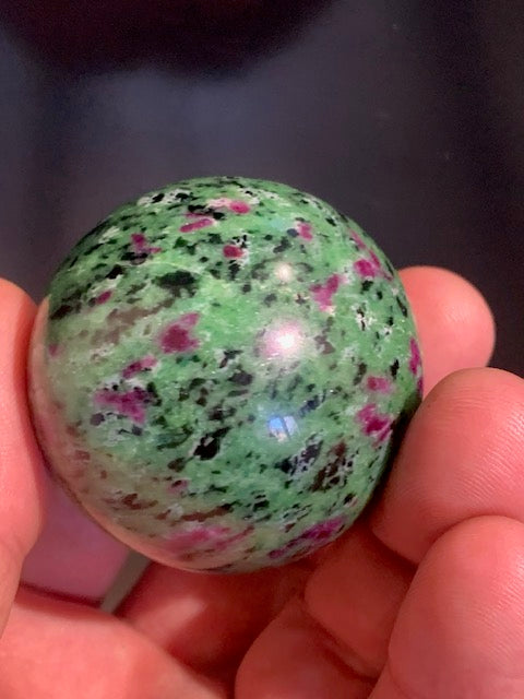 Fuchsite ruby ​​sphere, a unique piece measuring 60 millimeters and weighing 325 grams. Magnificent quality!
