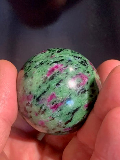 Fuchsite ruby ​​sphere, a unique piece measuring 60 millimeters and weighing 325 grams. Magnificent quality!