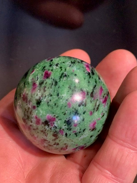 Fuchsite ruby ​​sphere, a unique piece measuring 60 millimeters and weighing 325 grams. Magnificent quality!