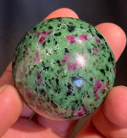 Fuchsite ruby ​​sphere, a unique piece measuring 60 millimeters and weighing 325 grams. Magnificent quality!