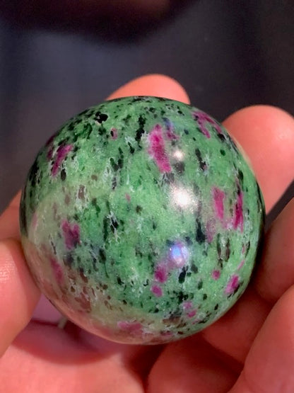 Fuchsite ruby ​​sphere, a unique piece measuring 60 millimeters and weighing 325 grams. Magnificent quality!