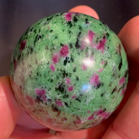 Fuchsite ruby ​​sphere, a unique piece measuring 60 millimeters and weighing 325 grams. Magnificent quality!