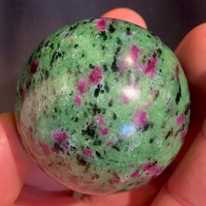 Fuchsite ruby ​​sphere, a unique piece measuring 60 millimeters and weighing 325 grams. Magnificent quality!