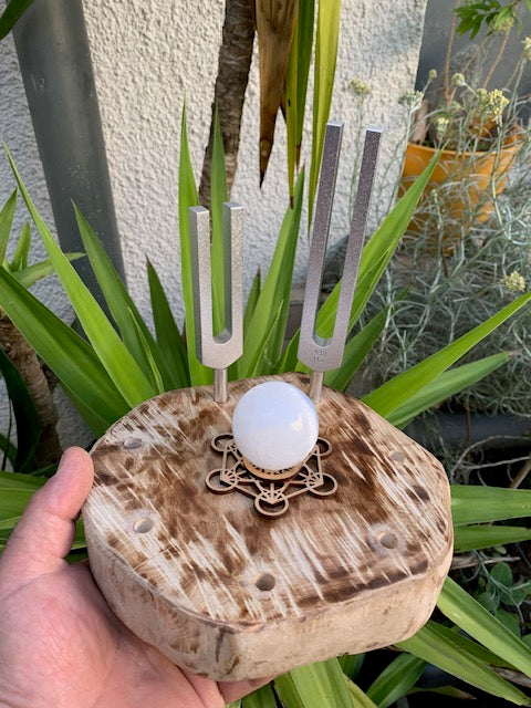 Support bois pour diapasons fait main - Vendu avec motif de Métatron et sphère de sélénite