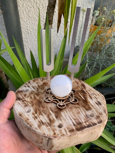 Support bois pour 7 diapasons fait main - Vendu avec motif de Métatron et sphère de sélénite