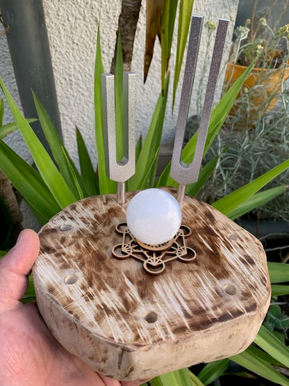 Support bois pour 7 diapasons fait main - Vendu avec motif de Métatron et sphère de sélénite
