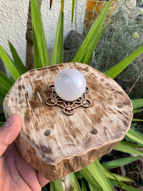 Support bois pour 7 diapasons fait main - Vendu avec motif de Métatron et sphère de sélénite