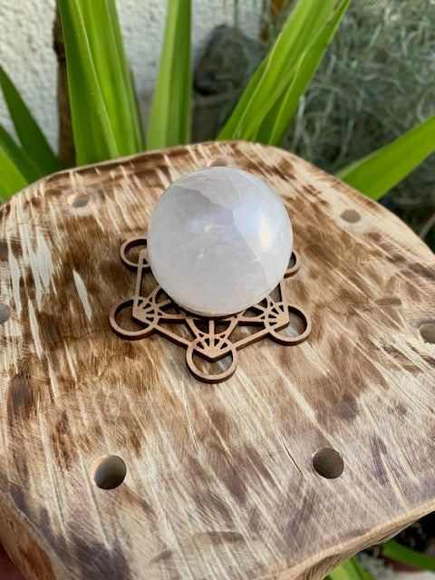 Support bois pour 7 diapasons fait main - Vendu avec motif de Métatron et sphère de sélénite
