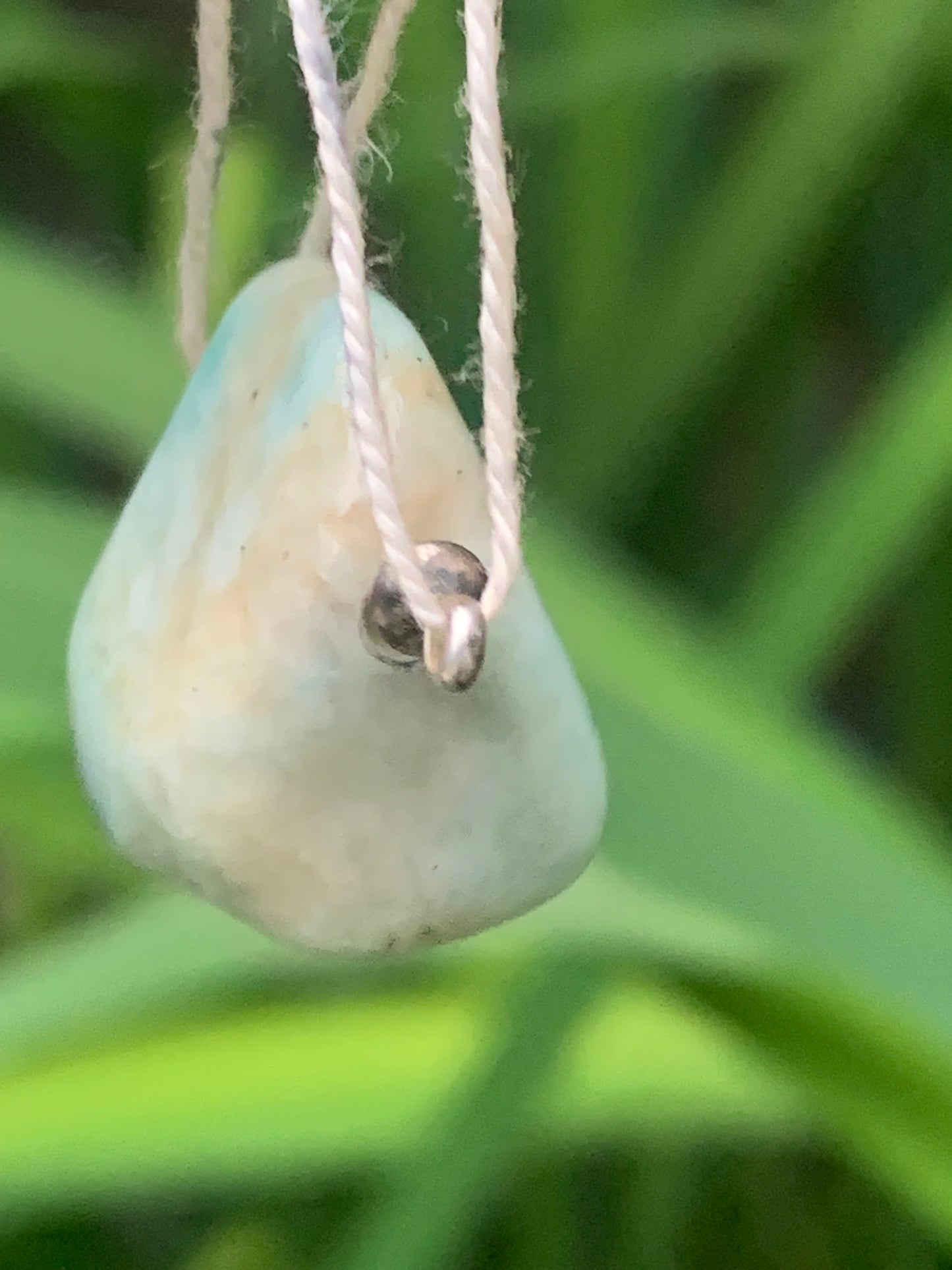 Larimar, pendentif en pierre naturelle à percement latéral. De 17 mm de hauteur x 15 de largeur x 14 d'épaisseur. Option chainette  !