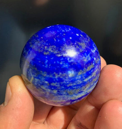 Sphère en lapis lazuli, pièces au choix de 49 mm - 191,5 gr. - La pierre des Pharaons, un bleu envoûtant !